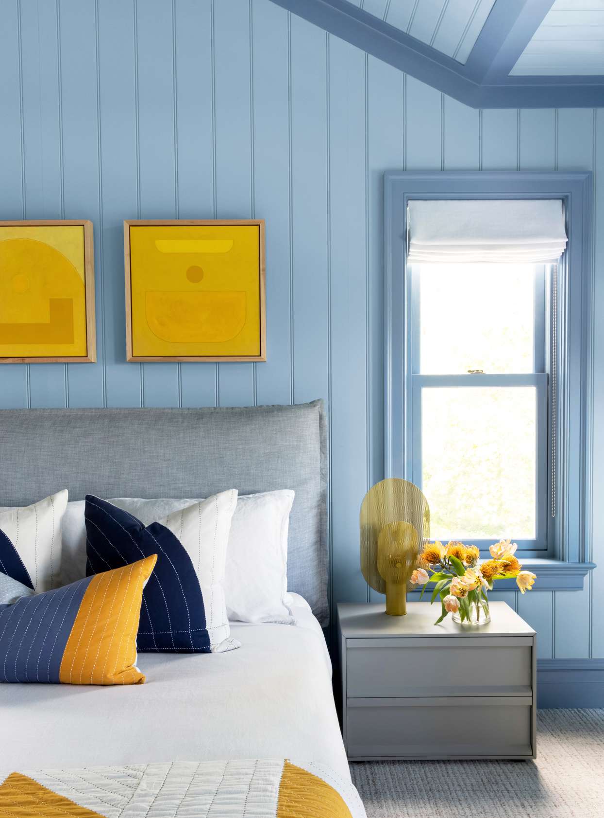 quarto com paredes de tom azul claro