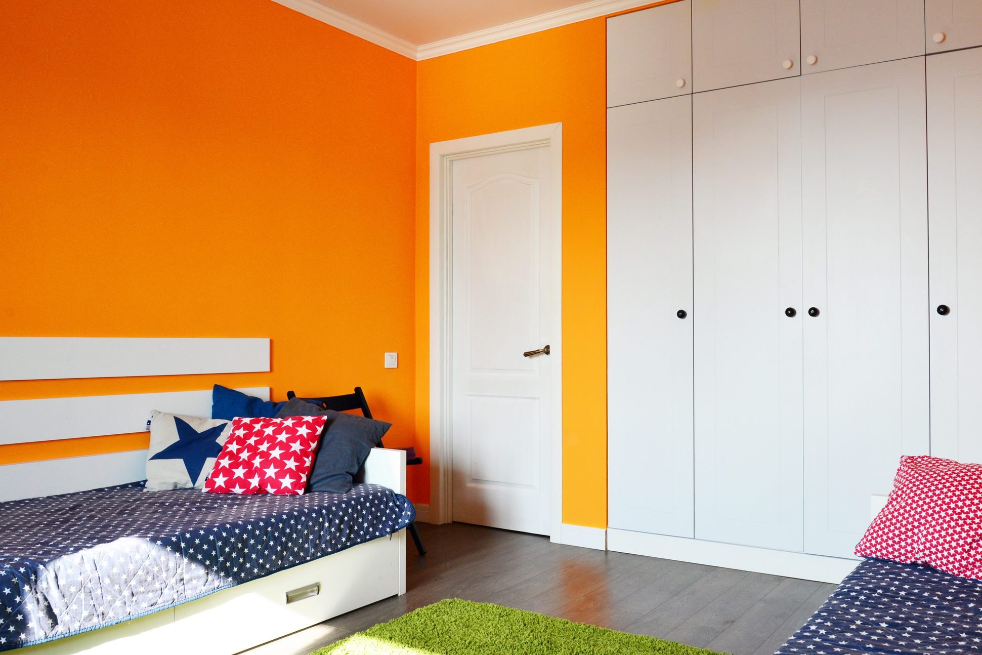 quarto com paredes laranjas