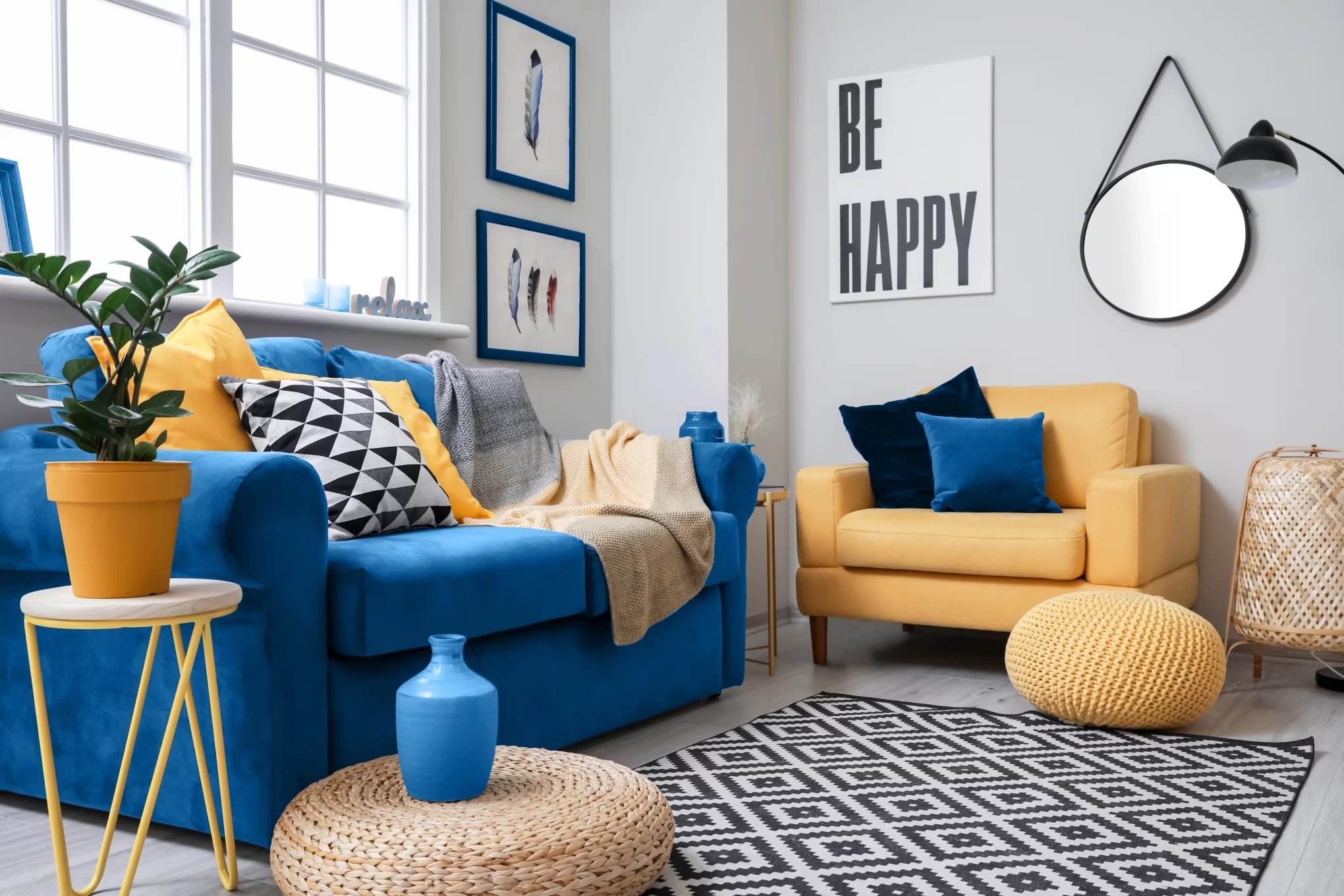sala com sofá e poltrona coloridos