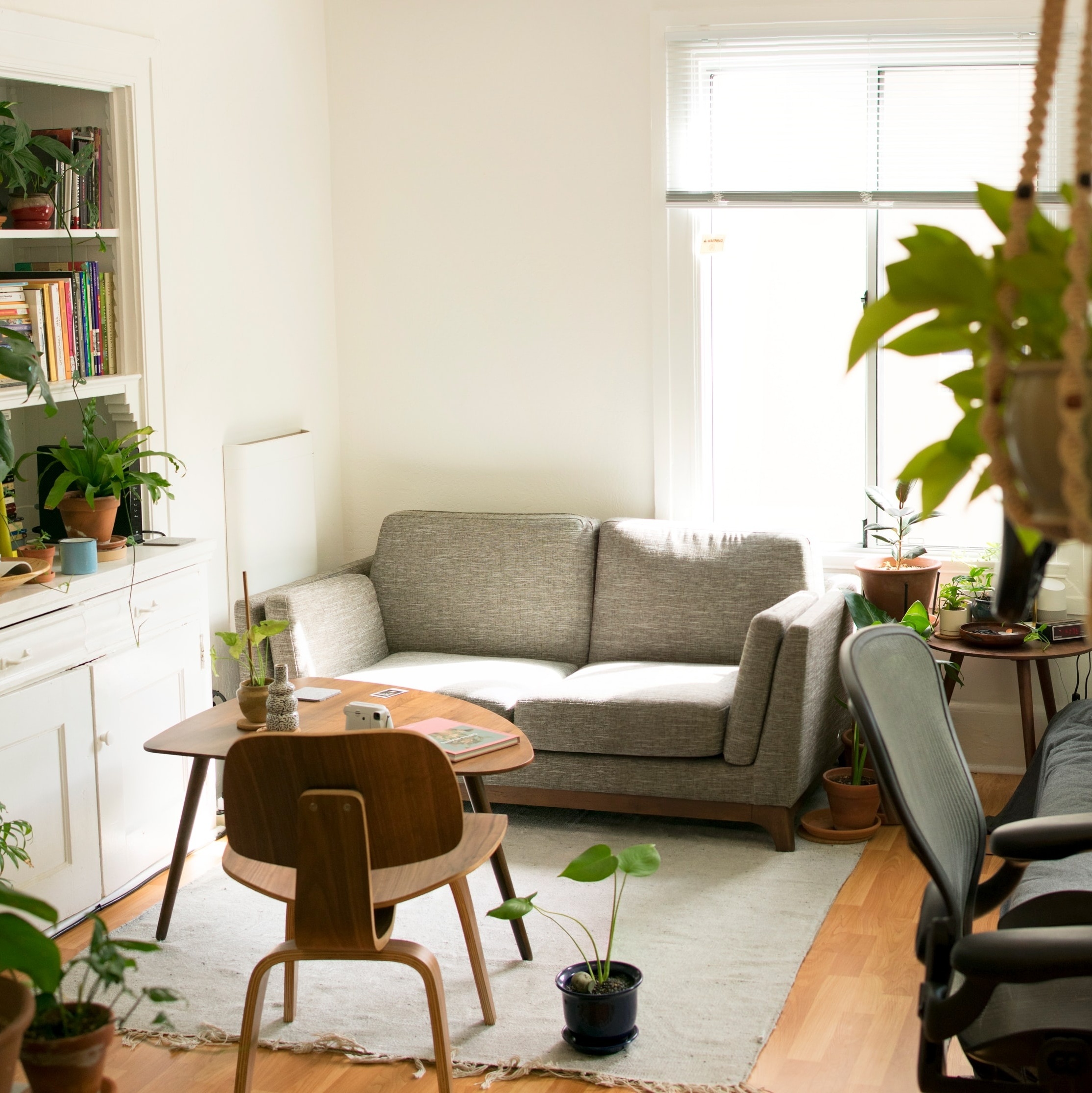sala de estar com móveis simples