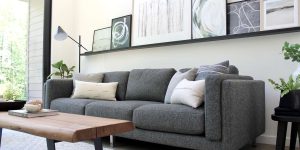 sofá cinza em sala de estar