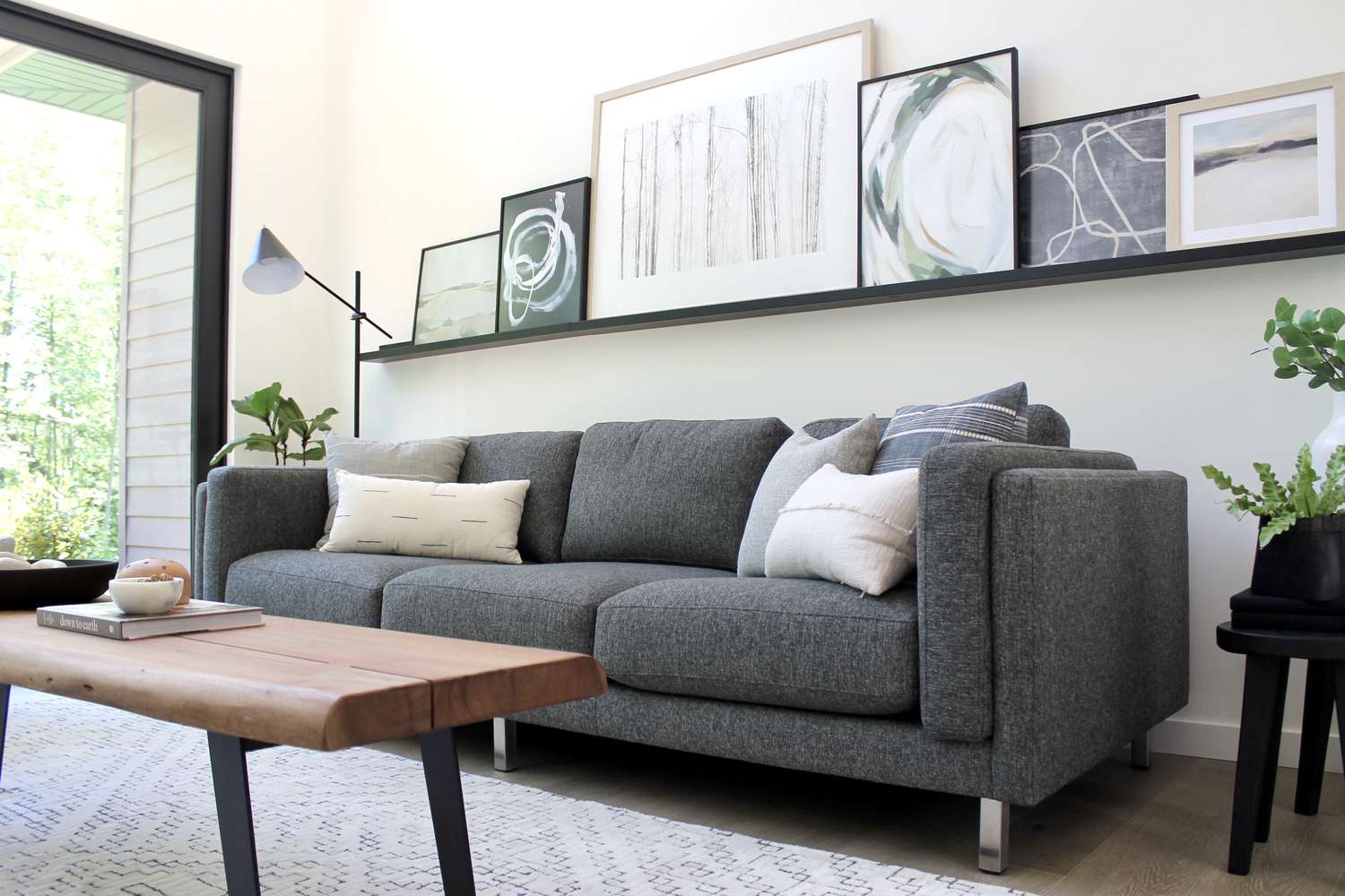 sofá cinza em sala de estar