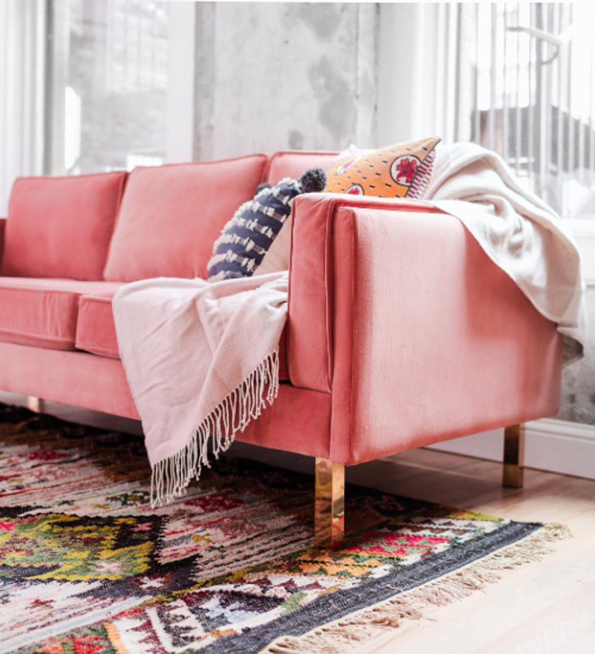 sofá rosa em sala