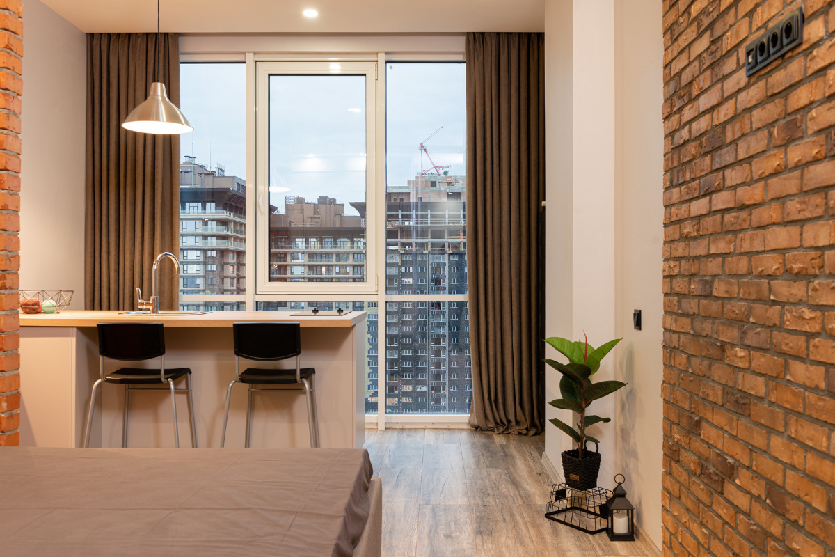 visão de apartamento com cortinas marrons