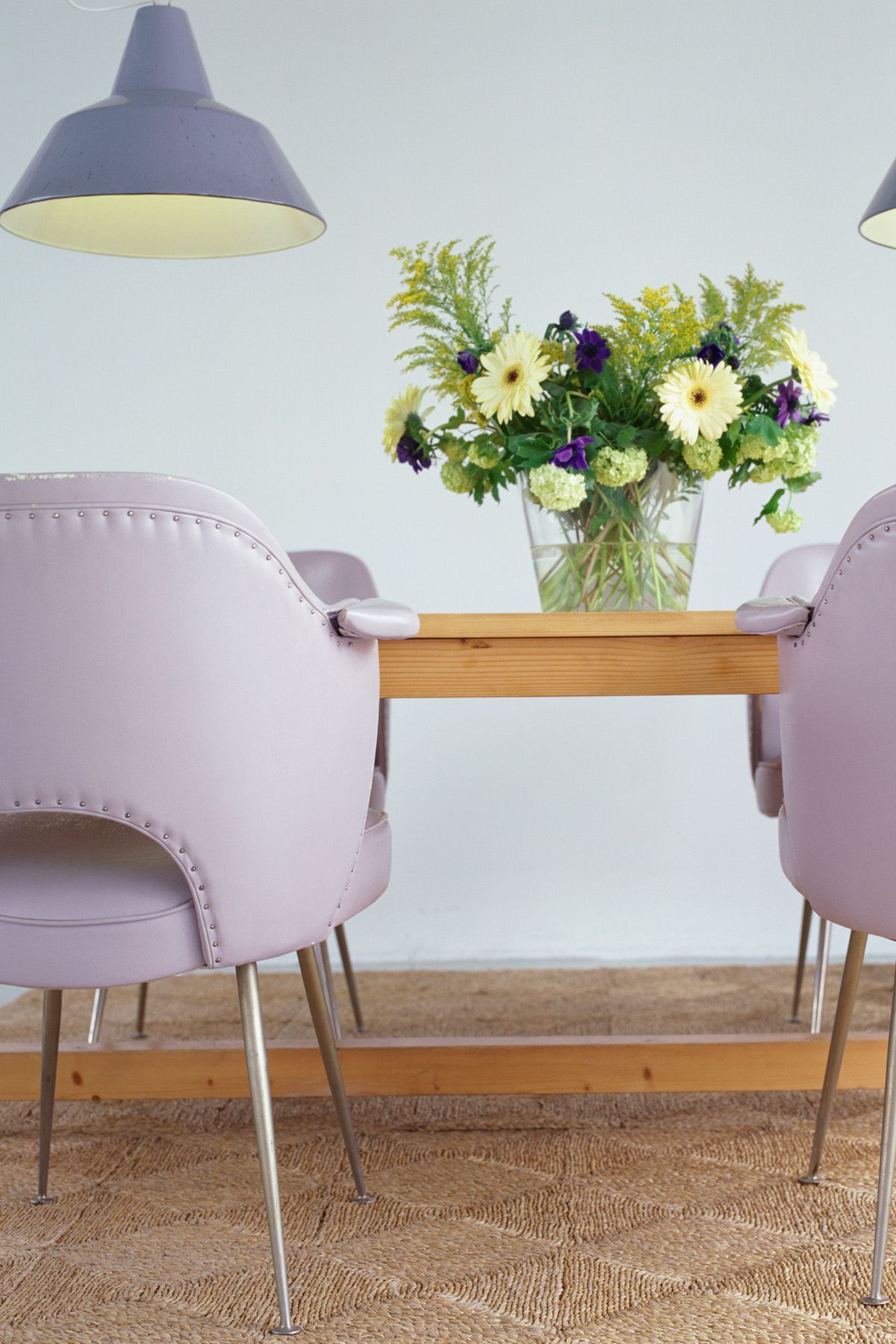 cadeiras lilás em sala de jantar