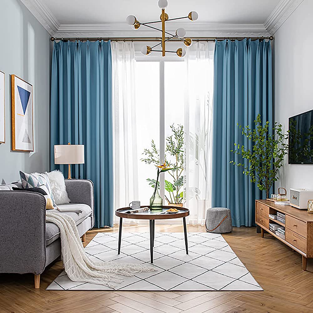 cortina azul em sala de estar