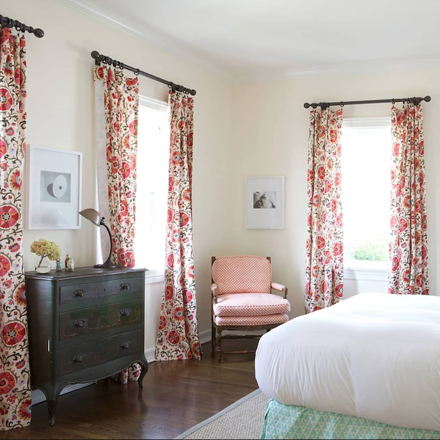 cortinas florais em quarto