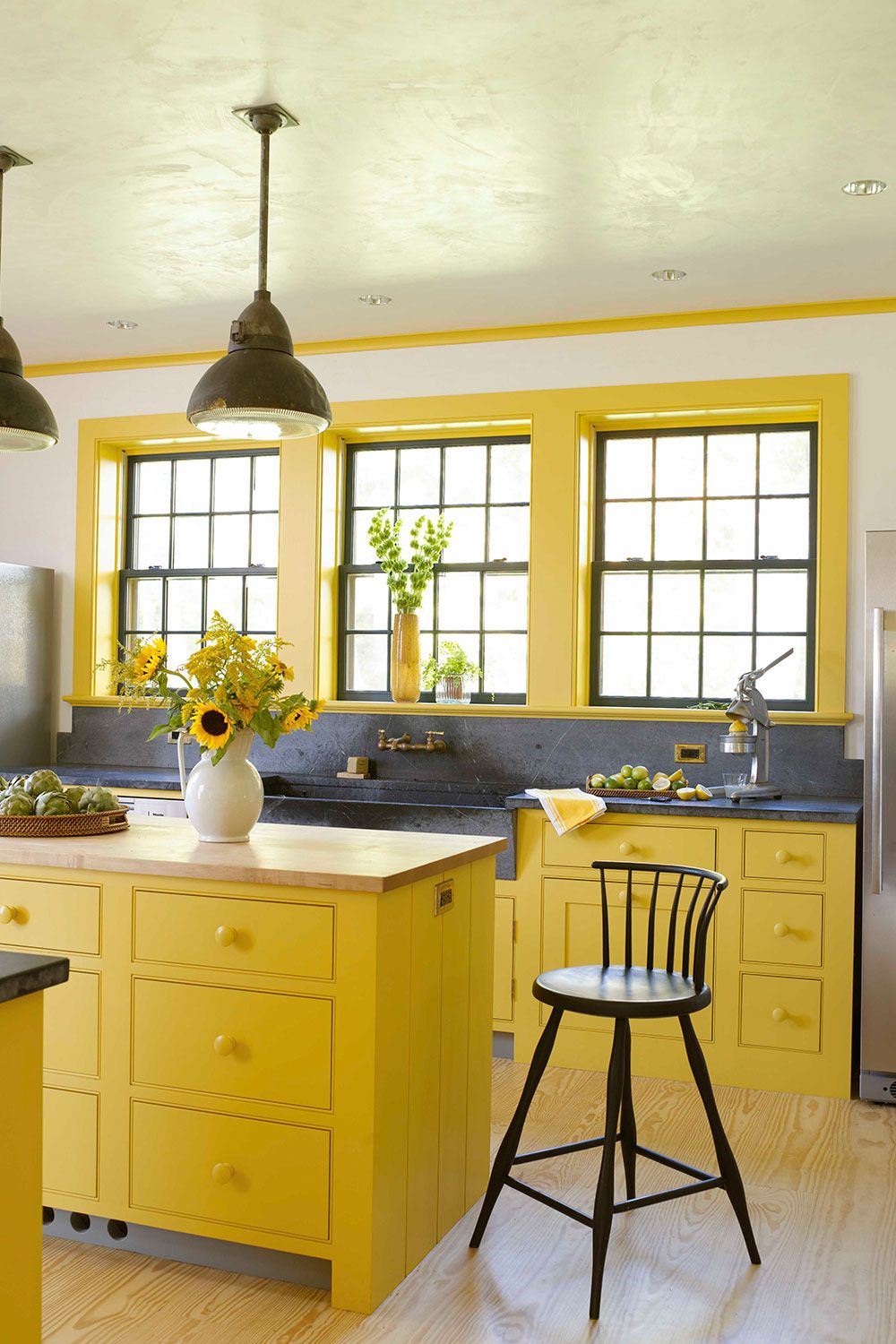 cozinha amarela organizada