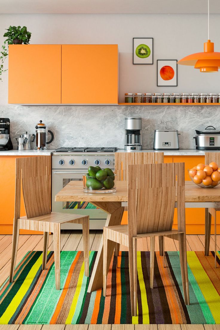 cozinha laranja com tapete listrado