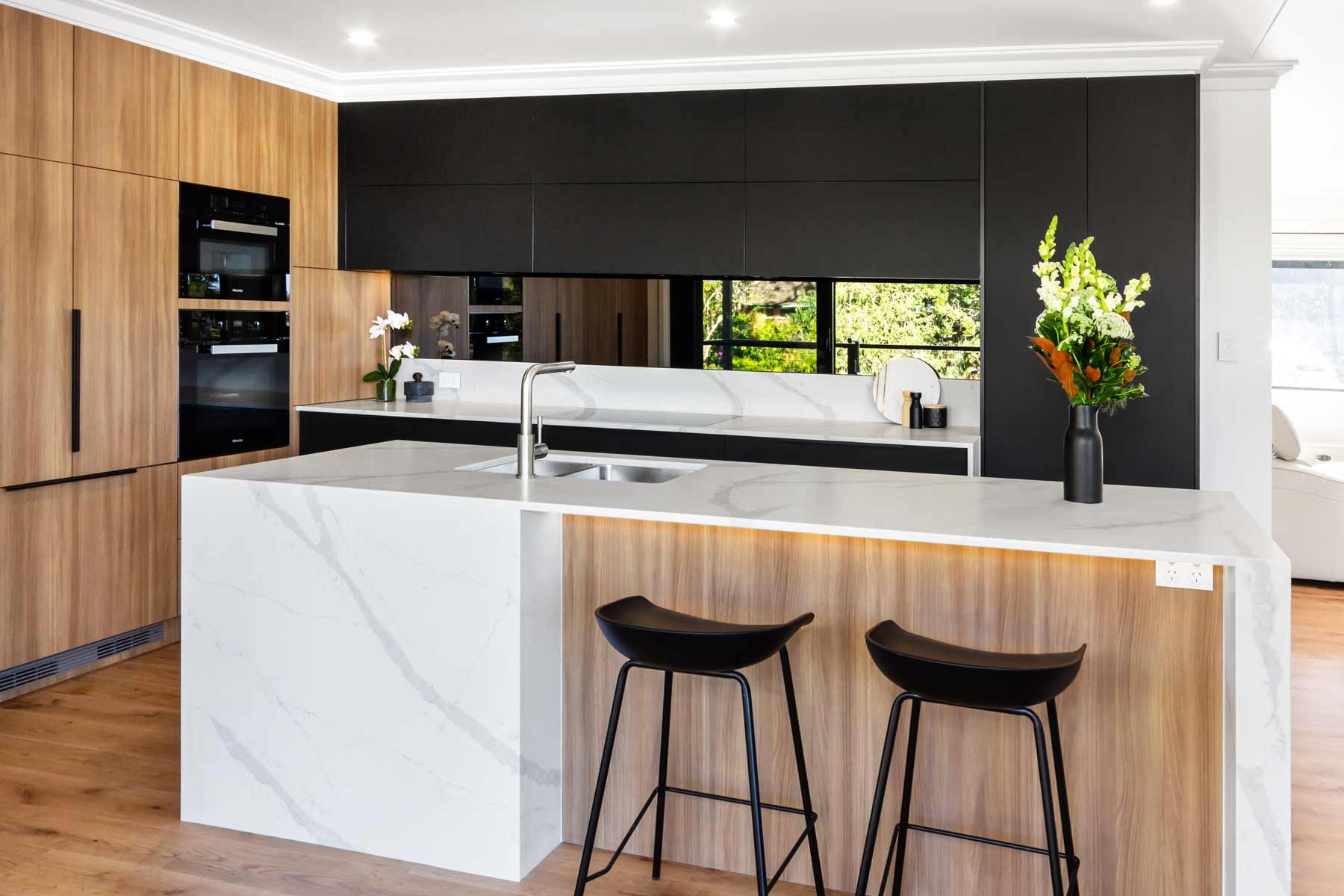 cozinha moderna em preto e branco com madeira