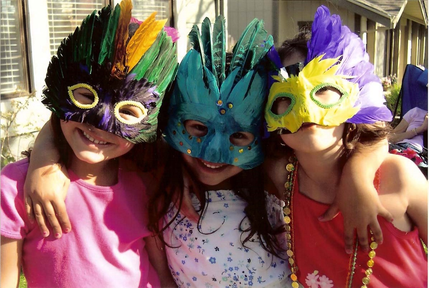crianças usando máscaras de carnaval