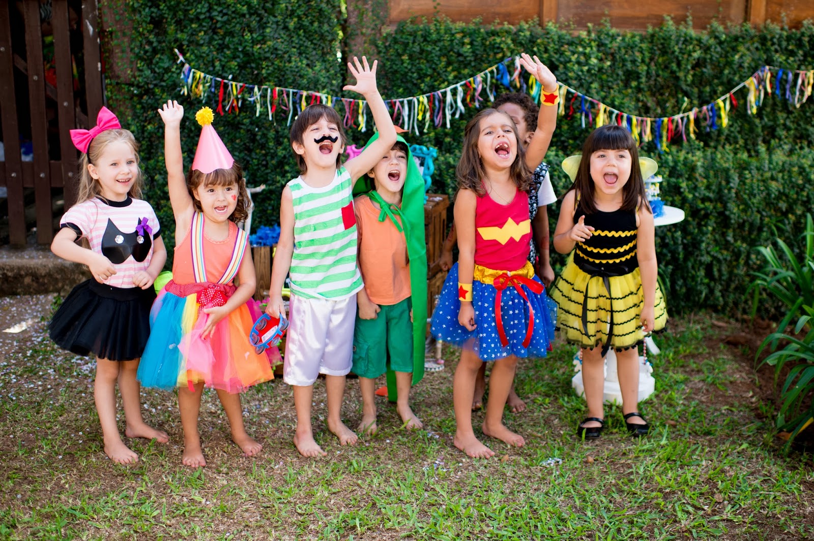 crianças vestidas em trajes de carnaval