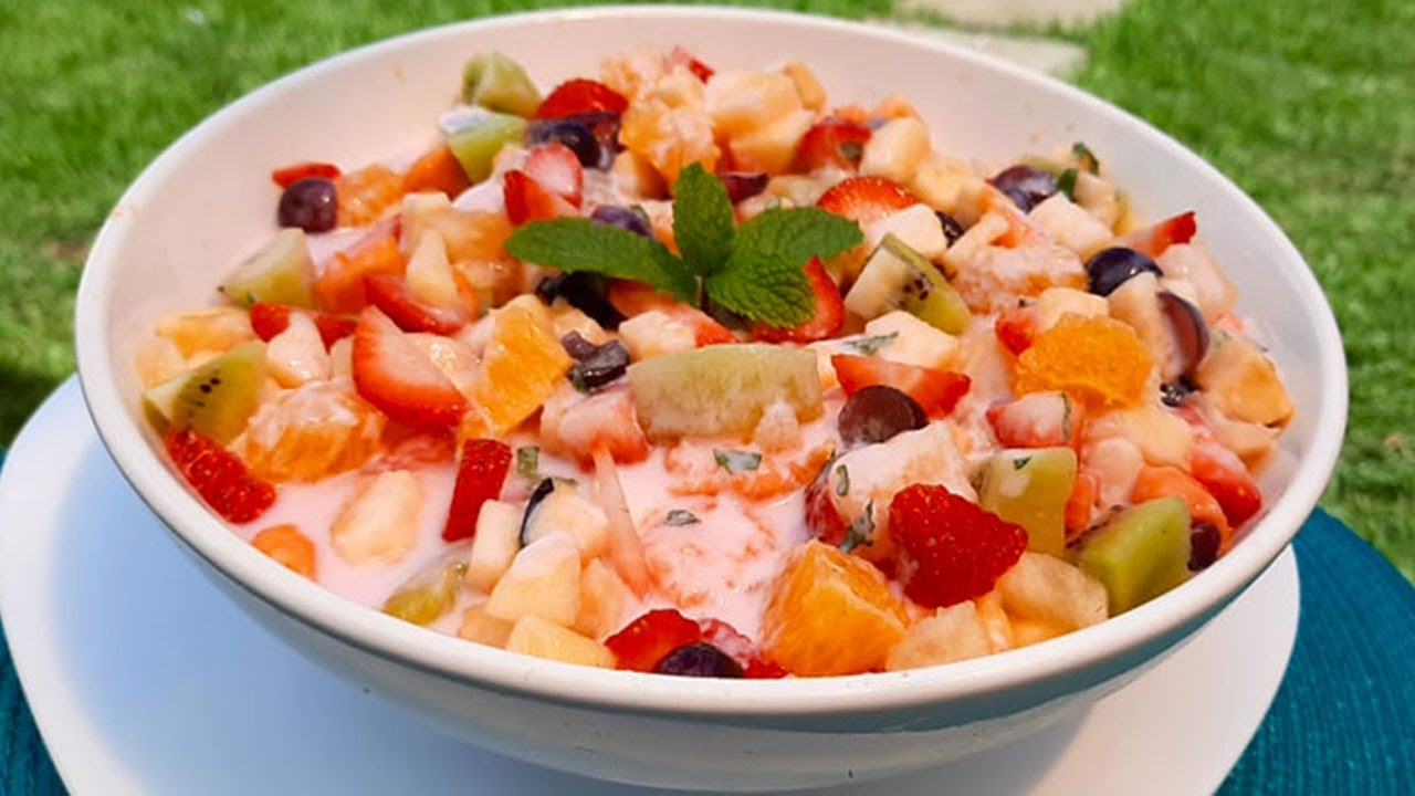 Receita de Salada de Frutas Frescas com Iogurte Natural, super fácil e que vai te deixar com água na boca