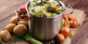 Receita de Caldo de Legumes Caseiro, saudável e prático de fazer para usar em muitos pratos