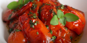 Receita de Salada de Tomate Assado com Molho de Manjericão para uma refeição saudável e saborosa
