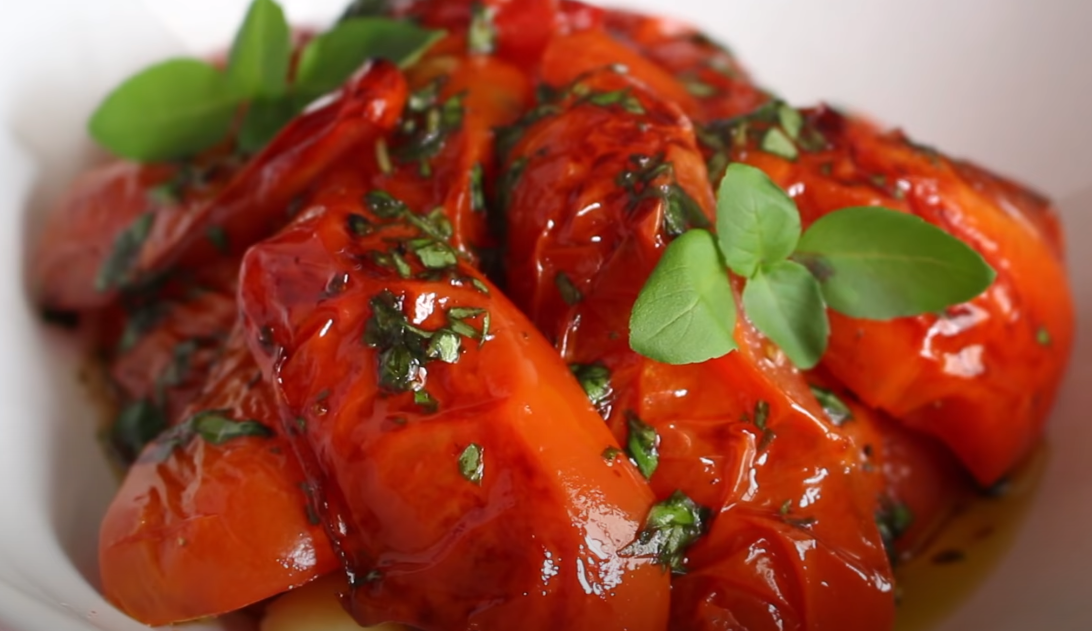 Receita de Salada de Tomate Assado com Molho de Manjericão para uma refeição saudável e saborosa