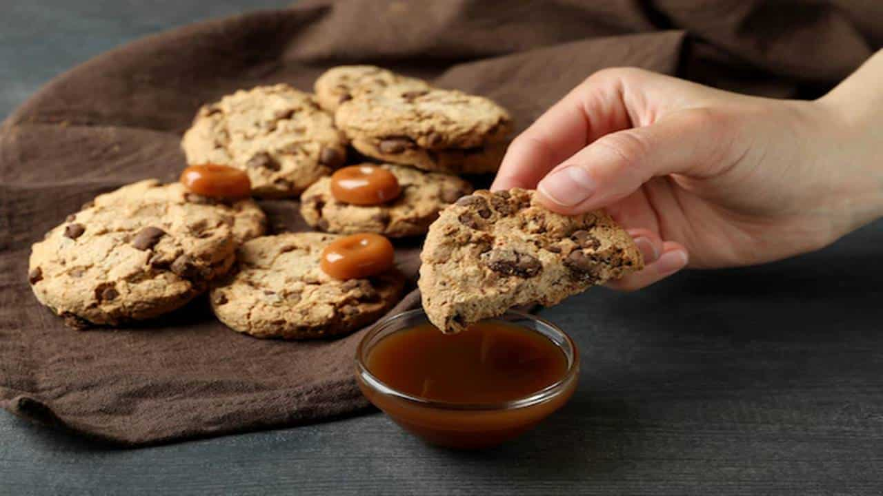 Receita de Biscoito de Amendoim com Chocolate. Um lanchinho rápido de fazer e com ingredientes que você tem em casa!