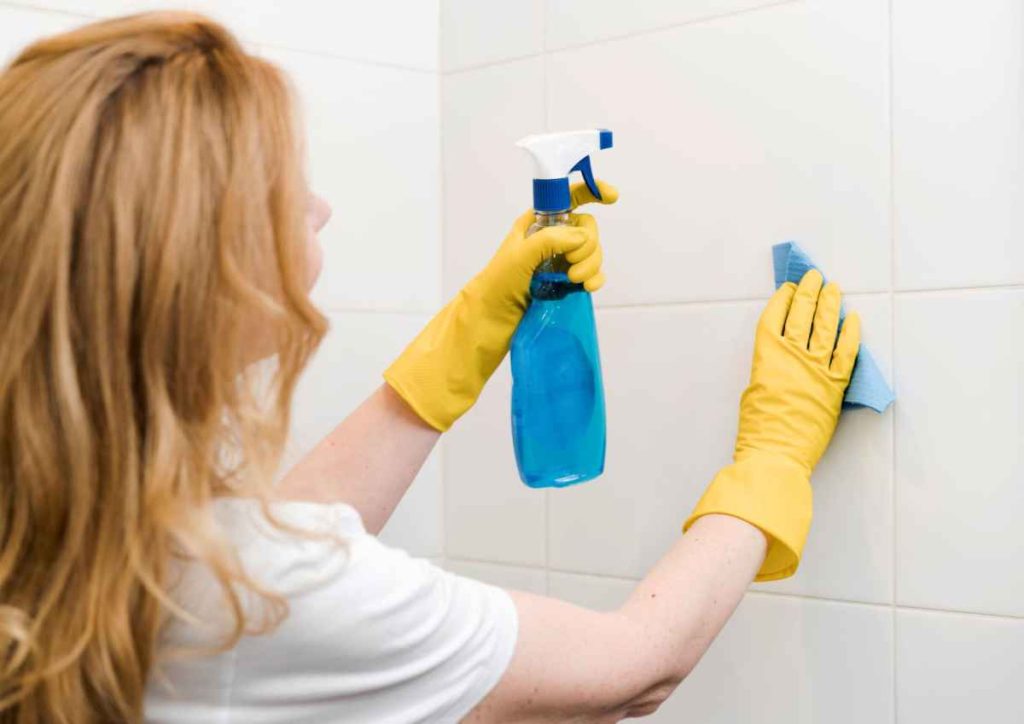 6 truques POUCO DIVULGADOS para remover manchas de mofo e limpar azulejos do banheiro