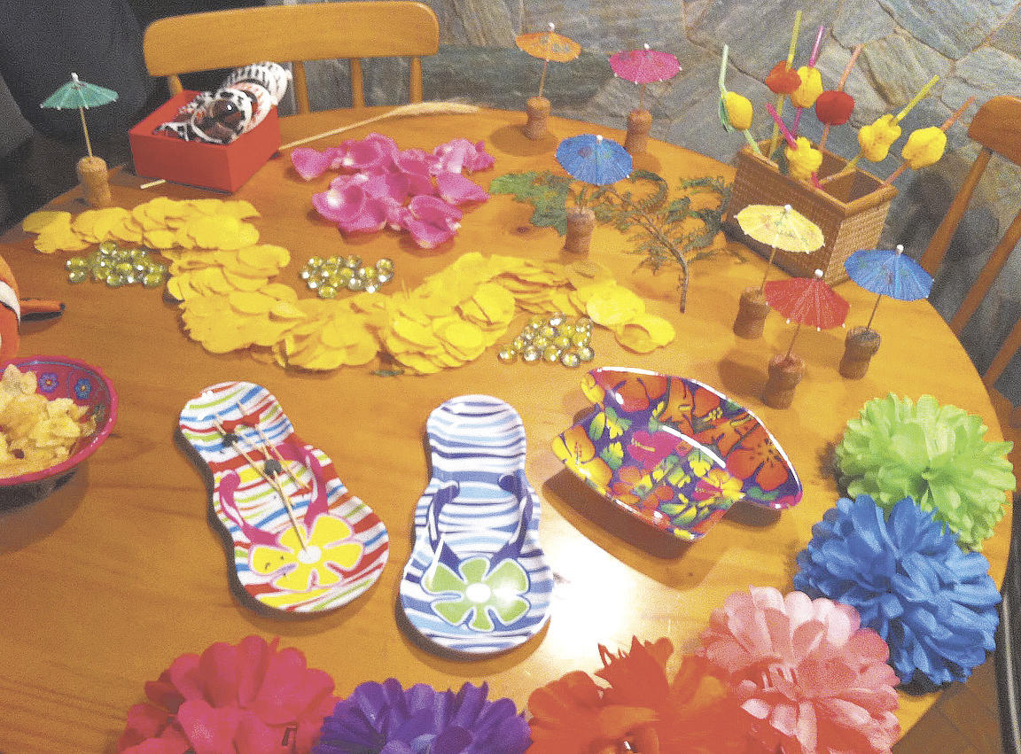 mesa com itens de decoração para carnaval