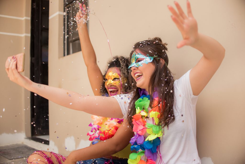 5 dicas para receber os amigos em casa no Carnaval: veja como organizar e decorar o espaço