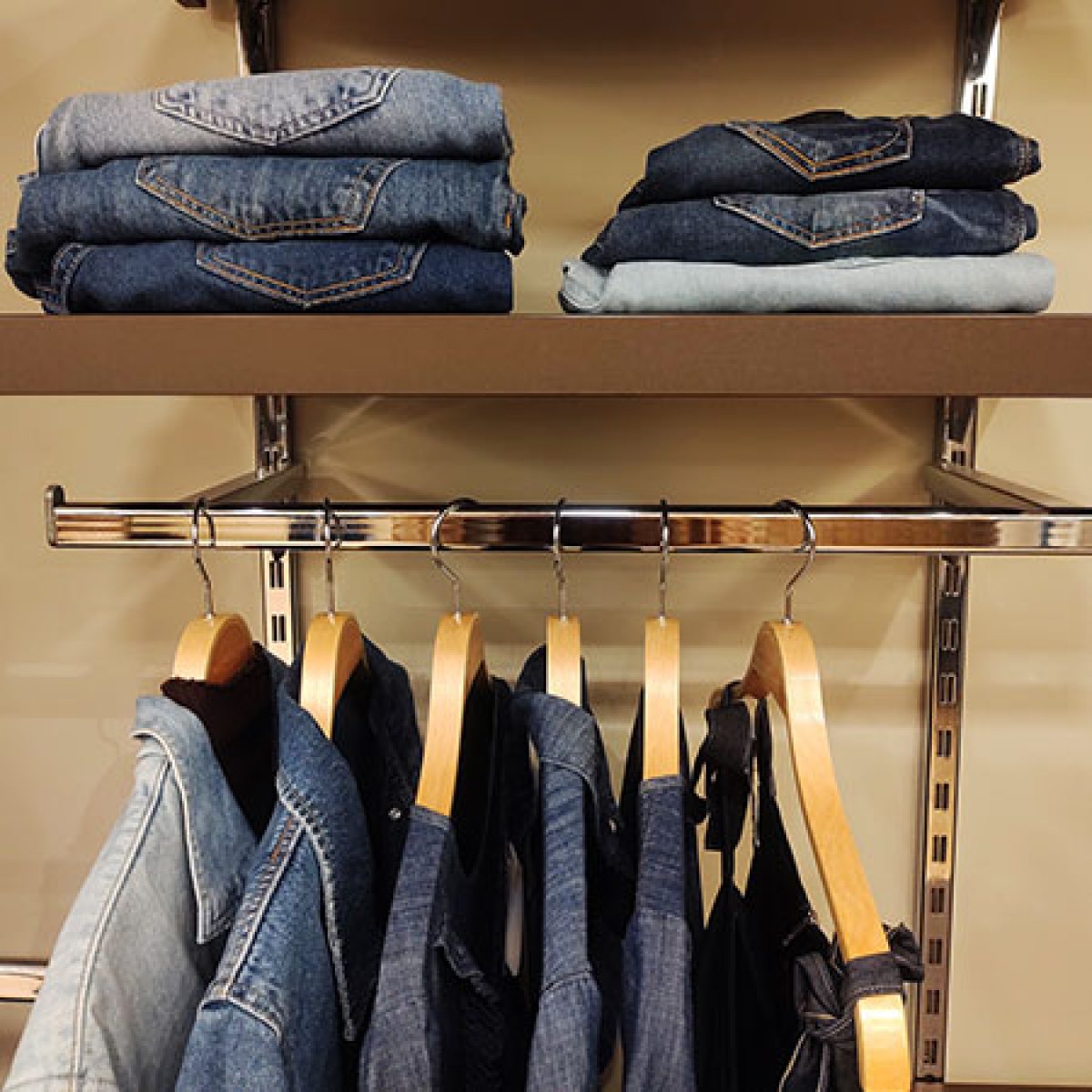roupas jeans organizadas