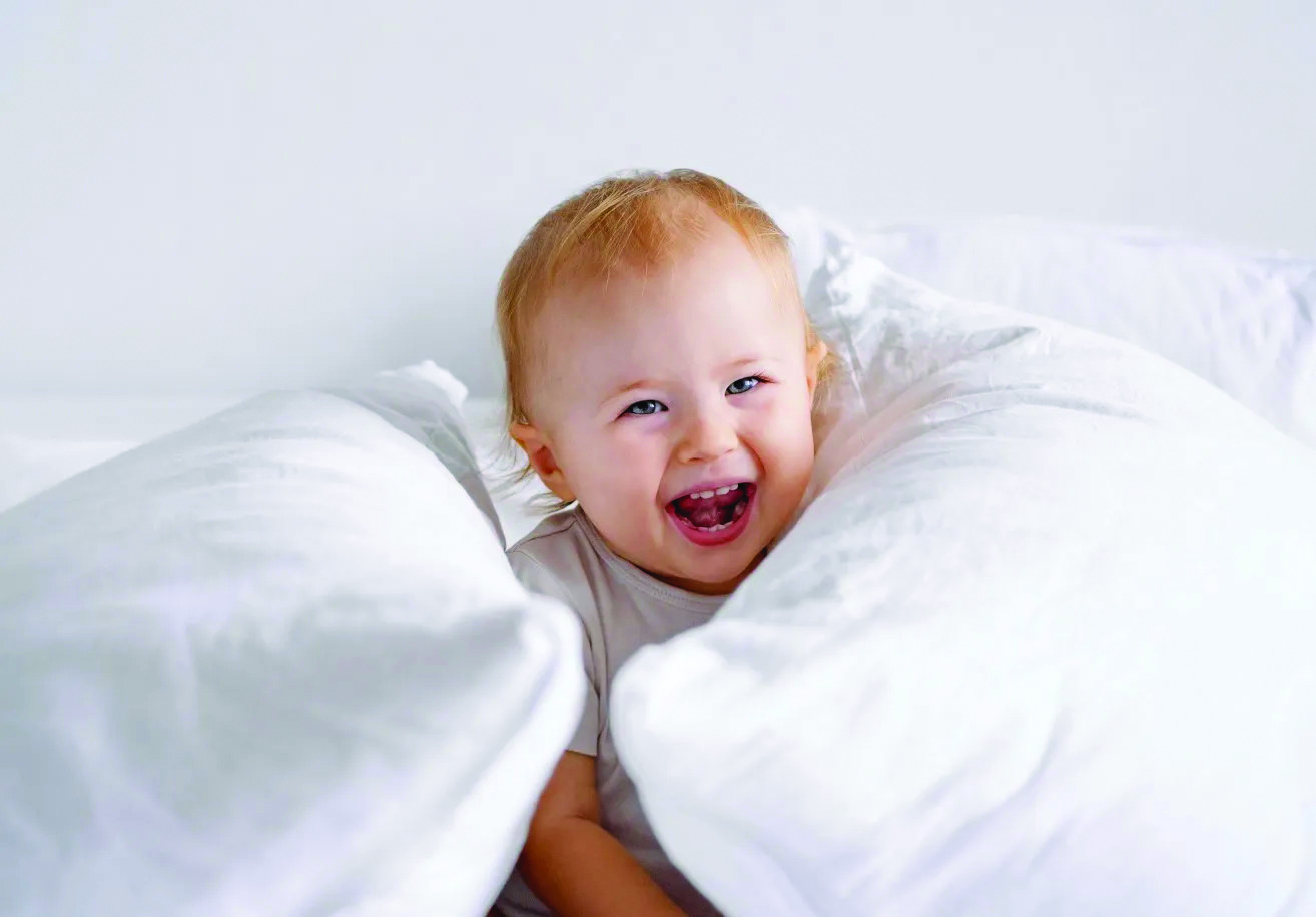 bebê ao redor de travesseiros