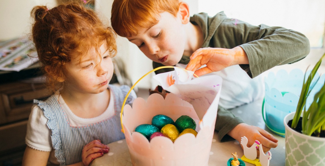 Caça aos ovinhos de Páscoa: descubra ideias para divertir as crianças no quintal ou dentro de casa