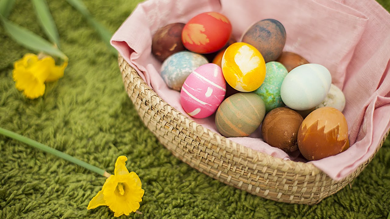 cesta com ovos coloridos