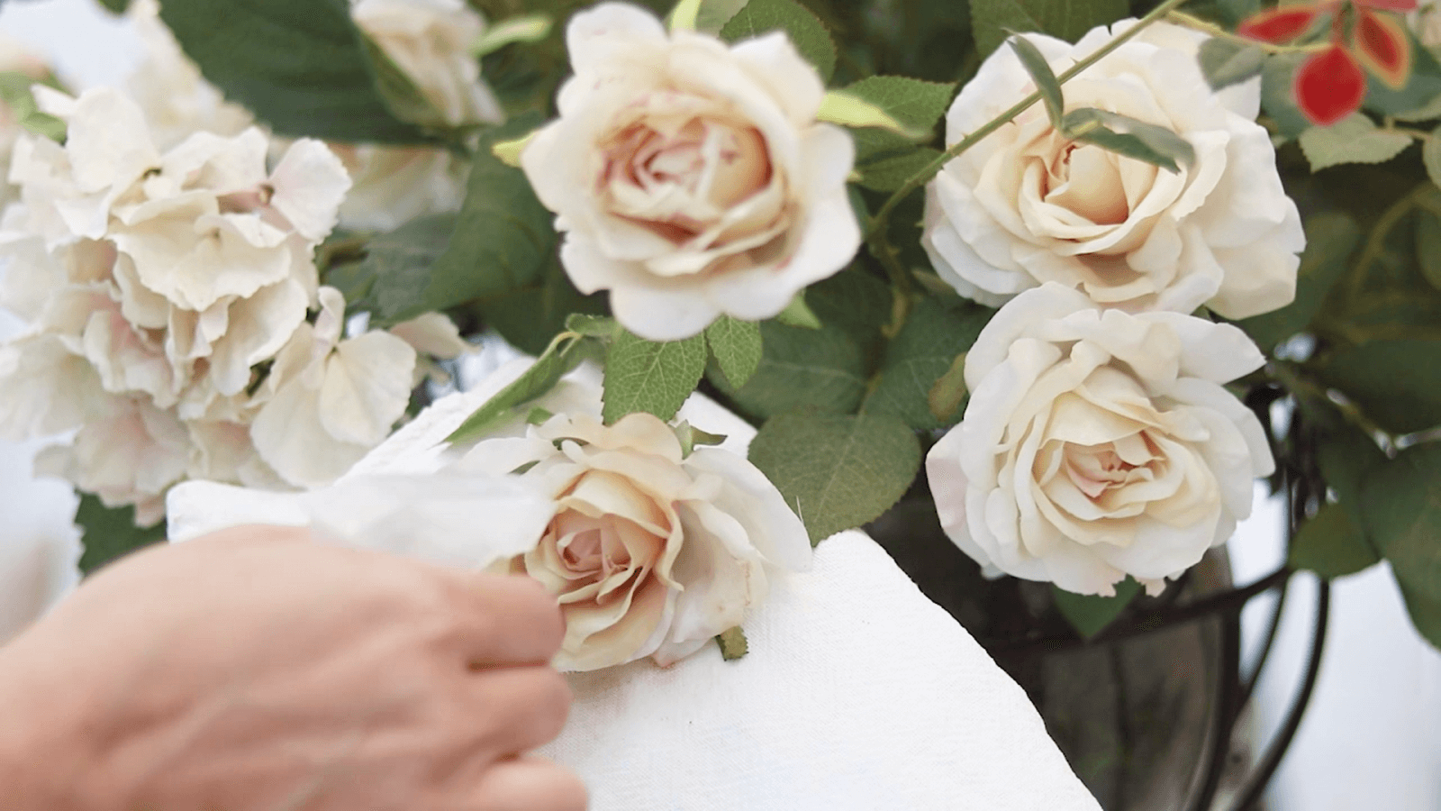 4 maneiras de limpar flores artificiais: confira os passos para conservá-las na sua decoração