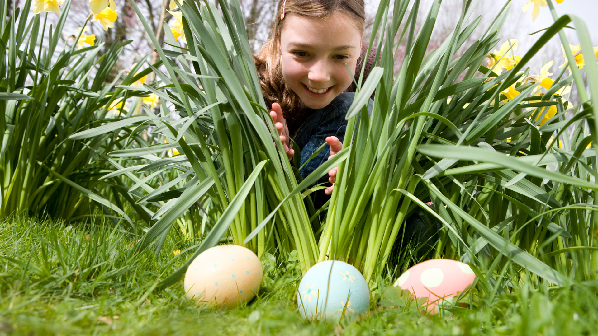 criança encontrando ovos de páscoa em caça