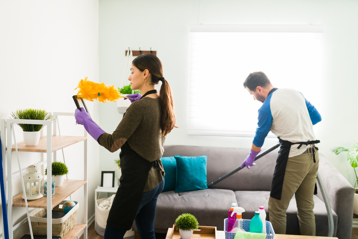 homem e mulher fazendo a limpeza da casa
