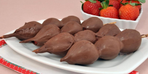 Receita de Espetinho de Morango com Chocolate para uma sobremesa saborosa e que não demora para ficar pronta