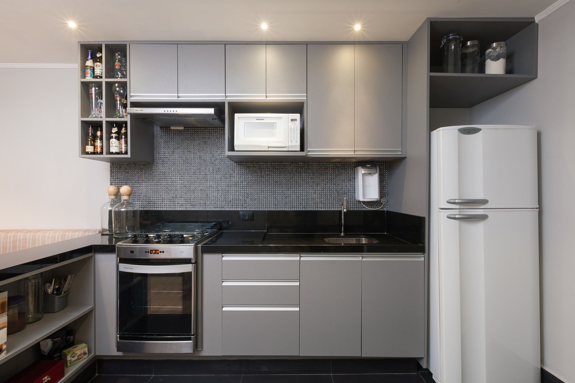 Como escolher móveis planejados para apartamentos pequenos? Conheça ESSAS soluções para seu lar