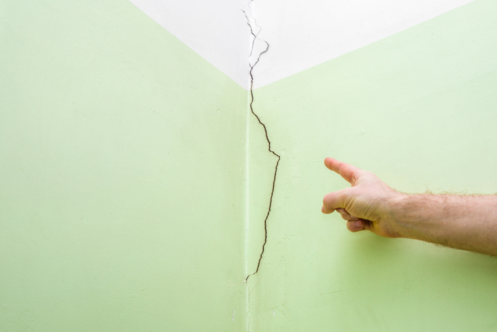 O que acontece com paredes com rachadura