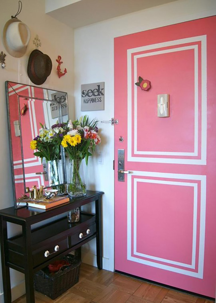 porta rosa com detalhes brancos