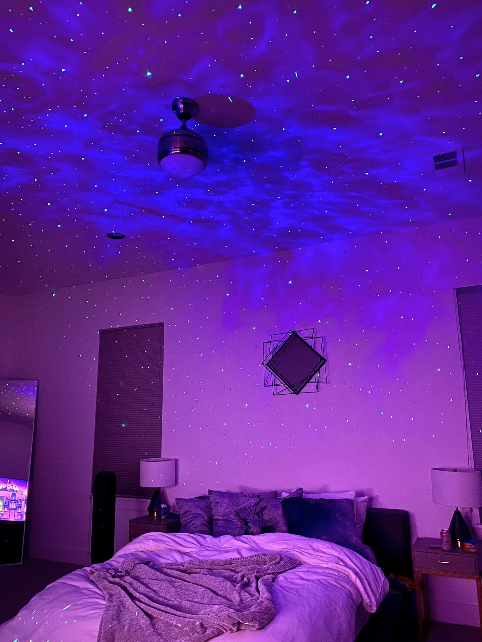 projetor de teto de estrelas no quarto