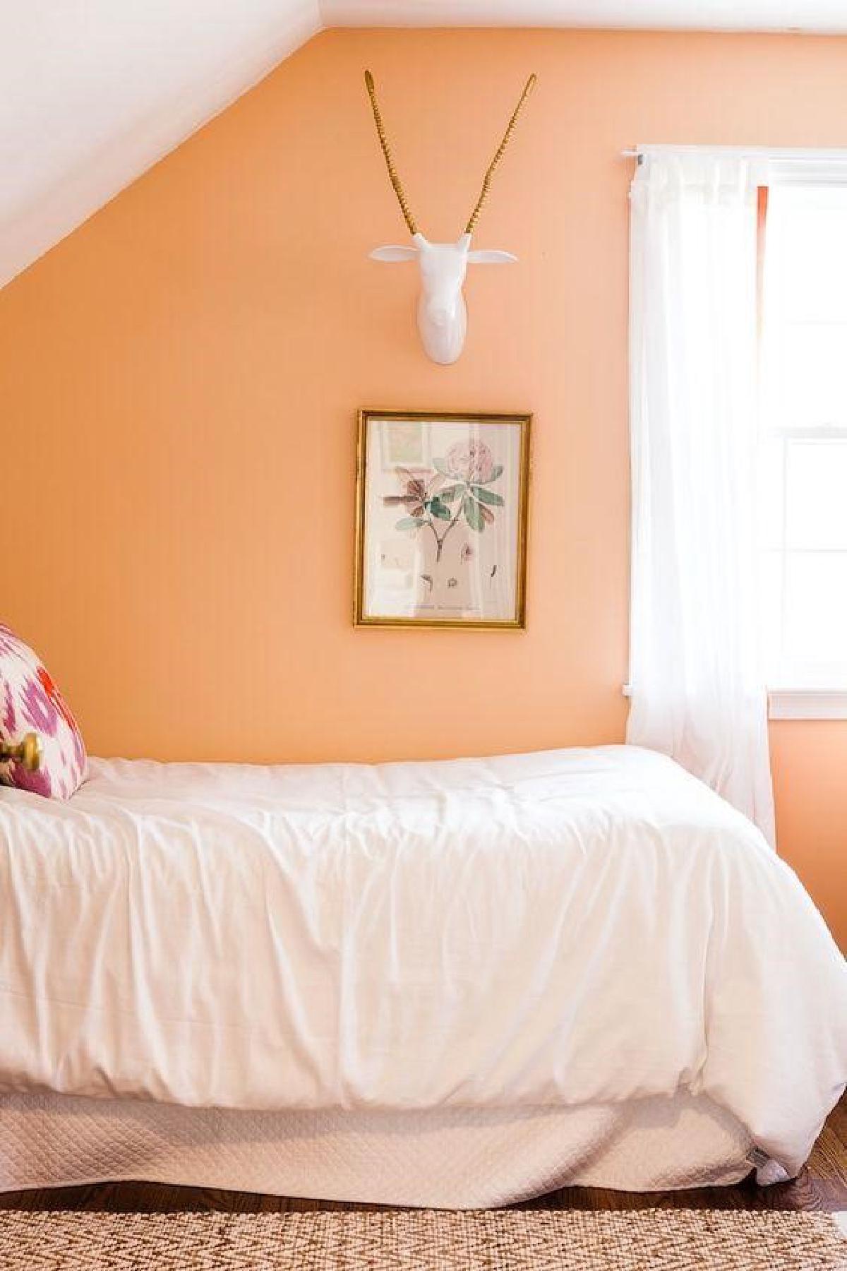 quarto com parede de cor laranja médio