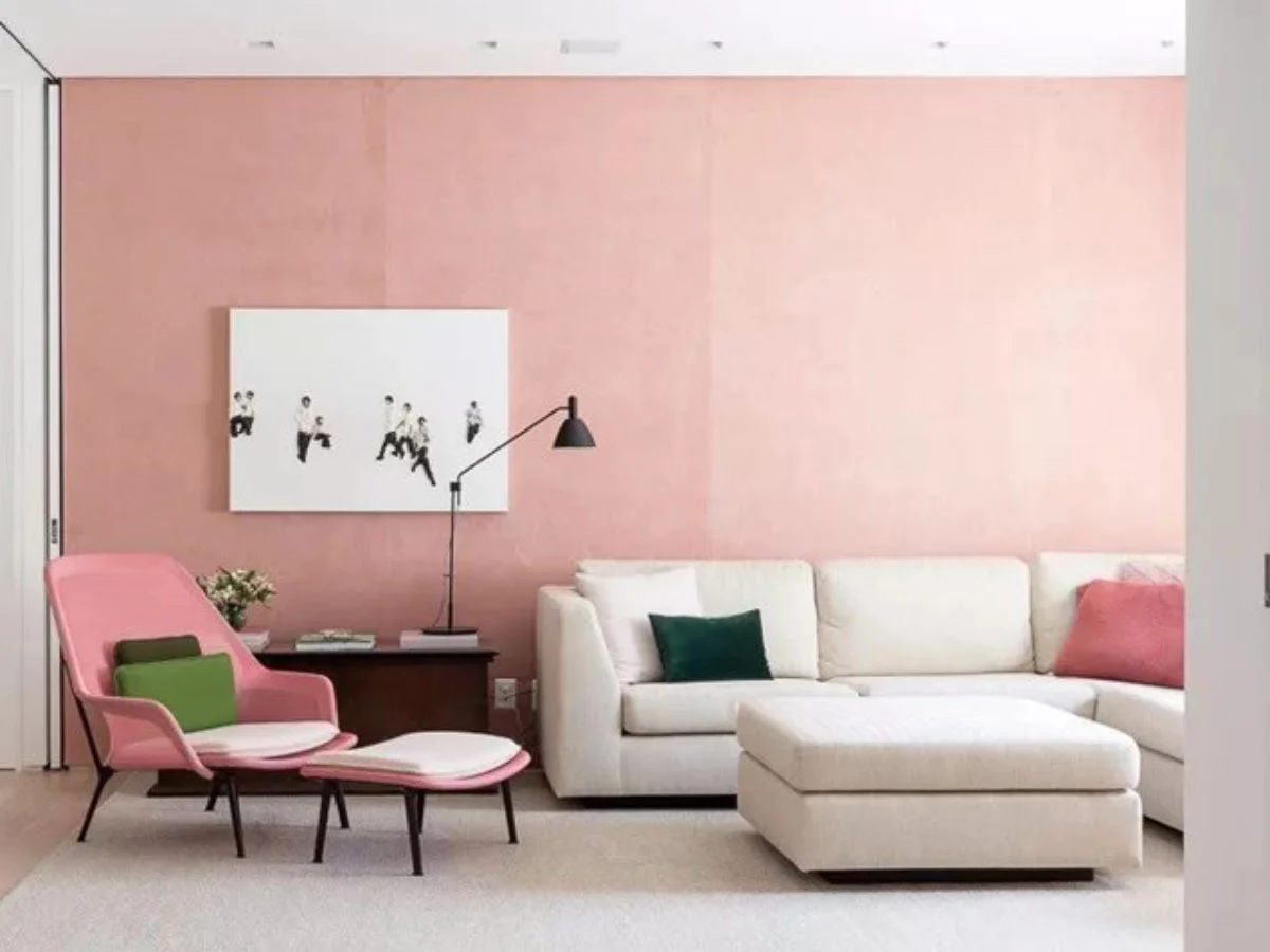 sala de estar com parede e cadeira rosas