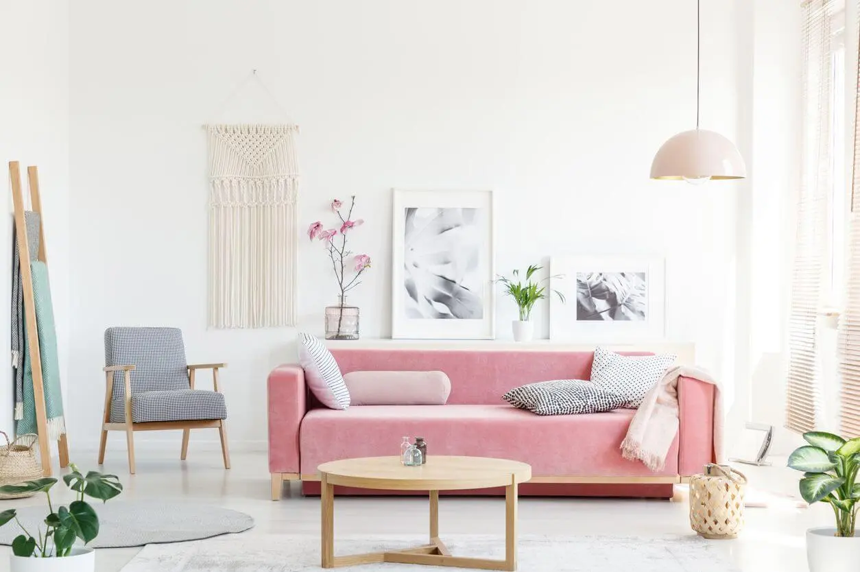 sala de estar com sofá rosa