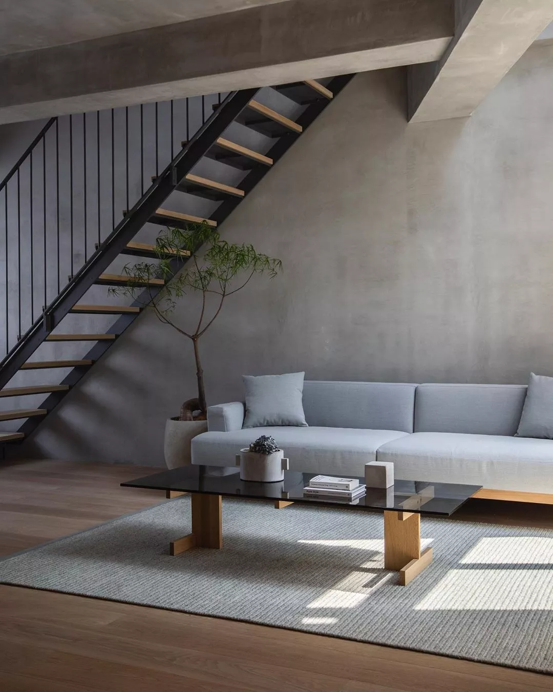 sala de estar minimalista com cimento queimado