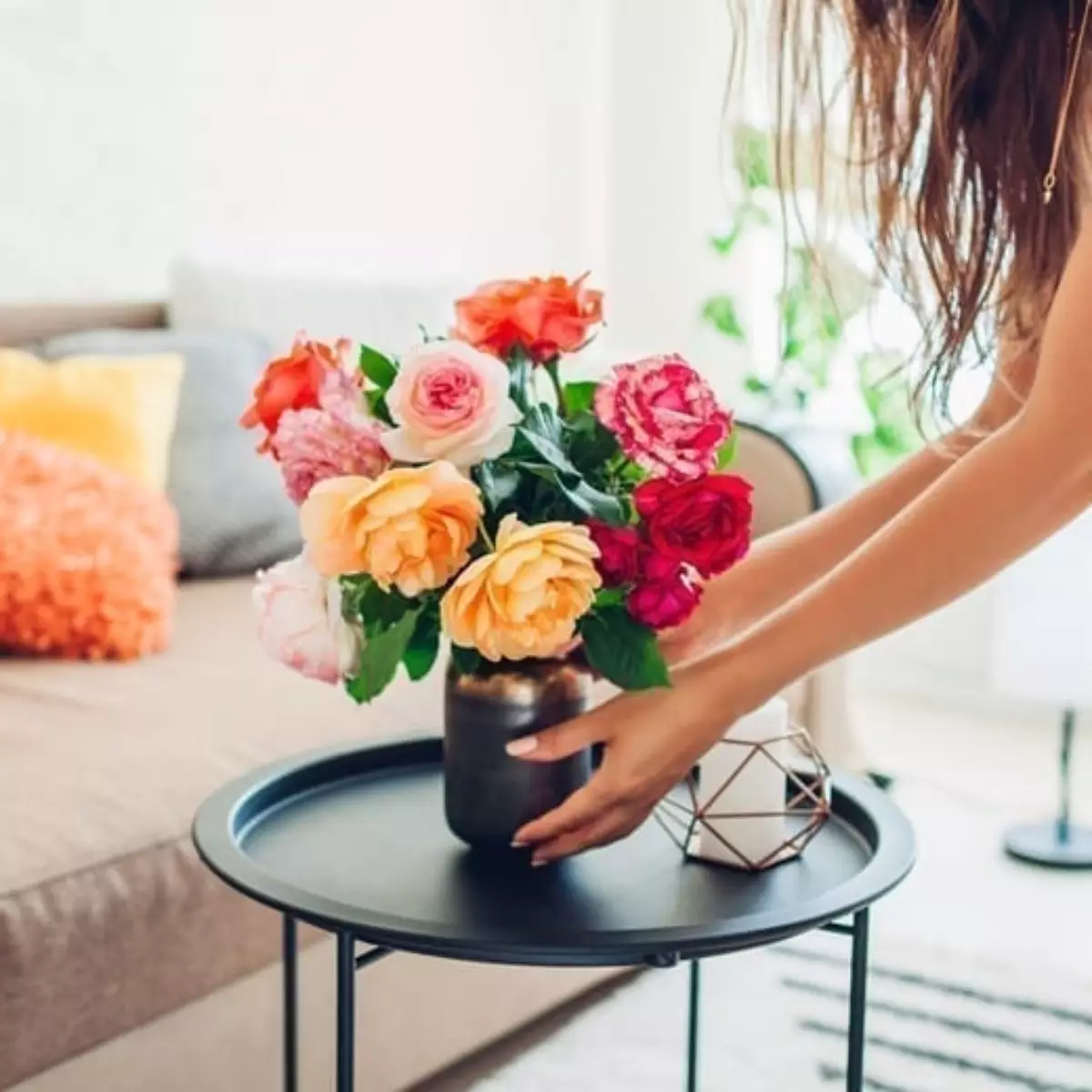 vaso de flores em mesa de centro