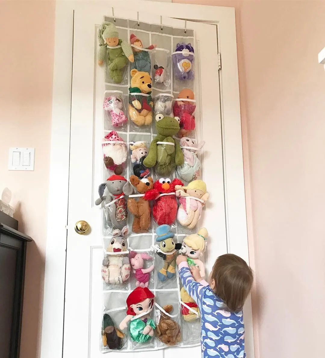 brinquedos organizados em porta