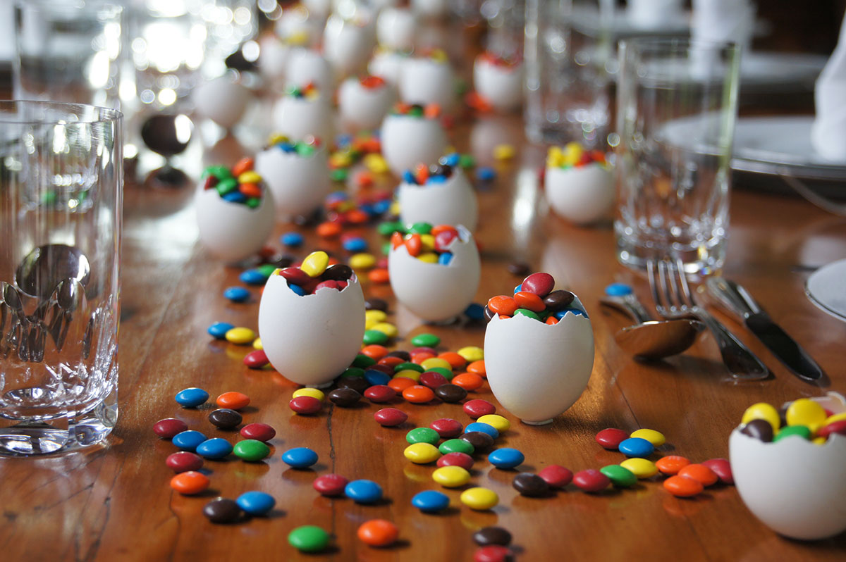 cascas de ovos com m&ms em mesa