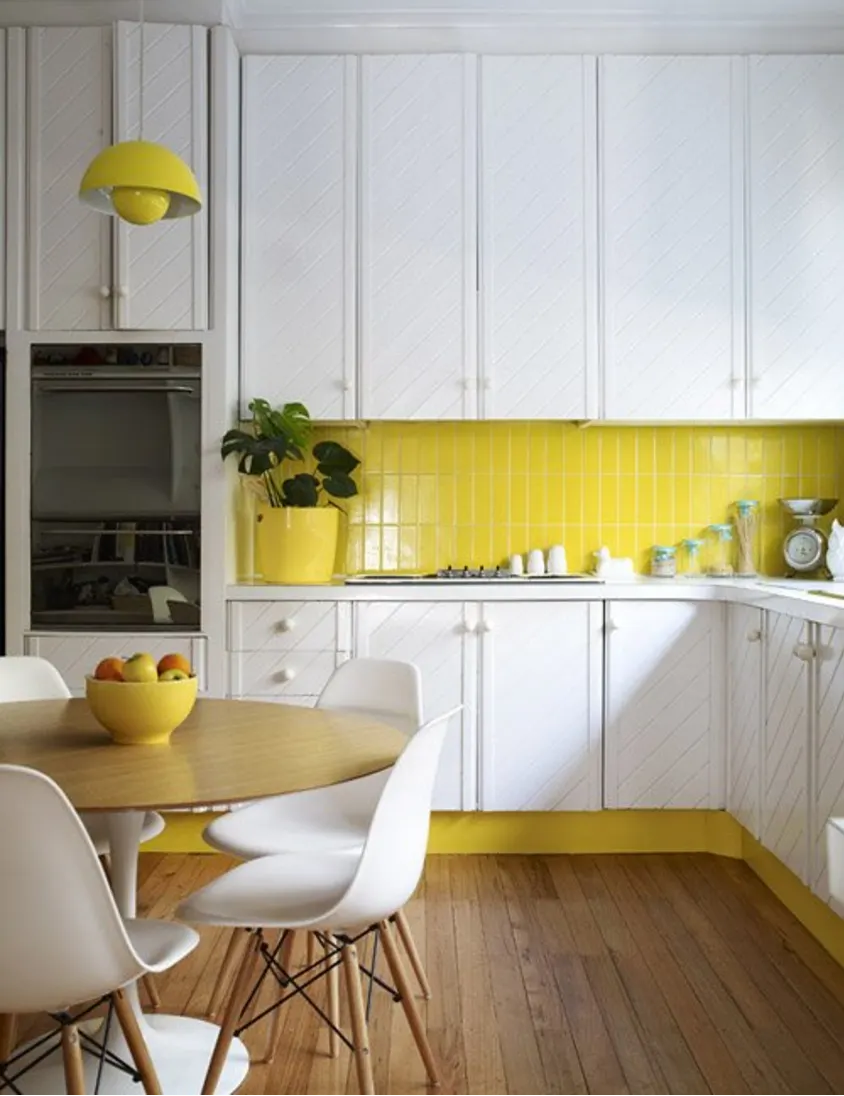 cozinha branca com detalhes em amarelo