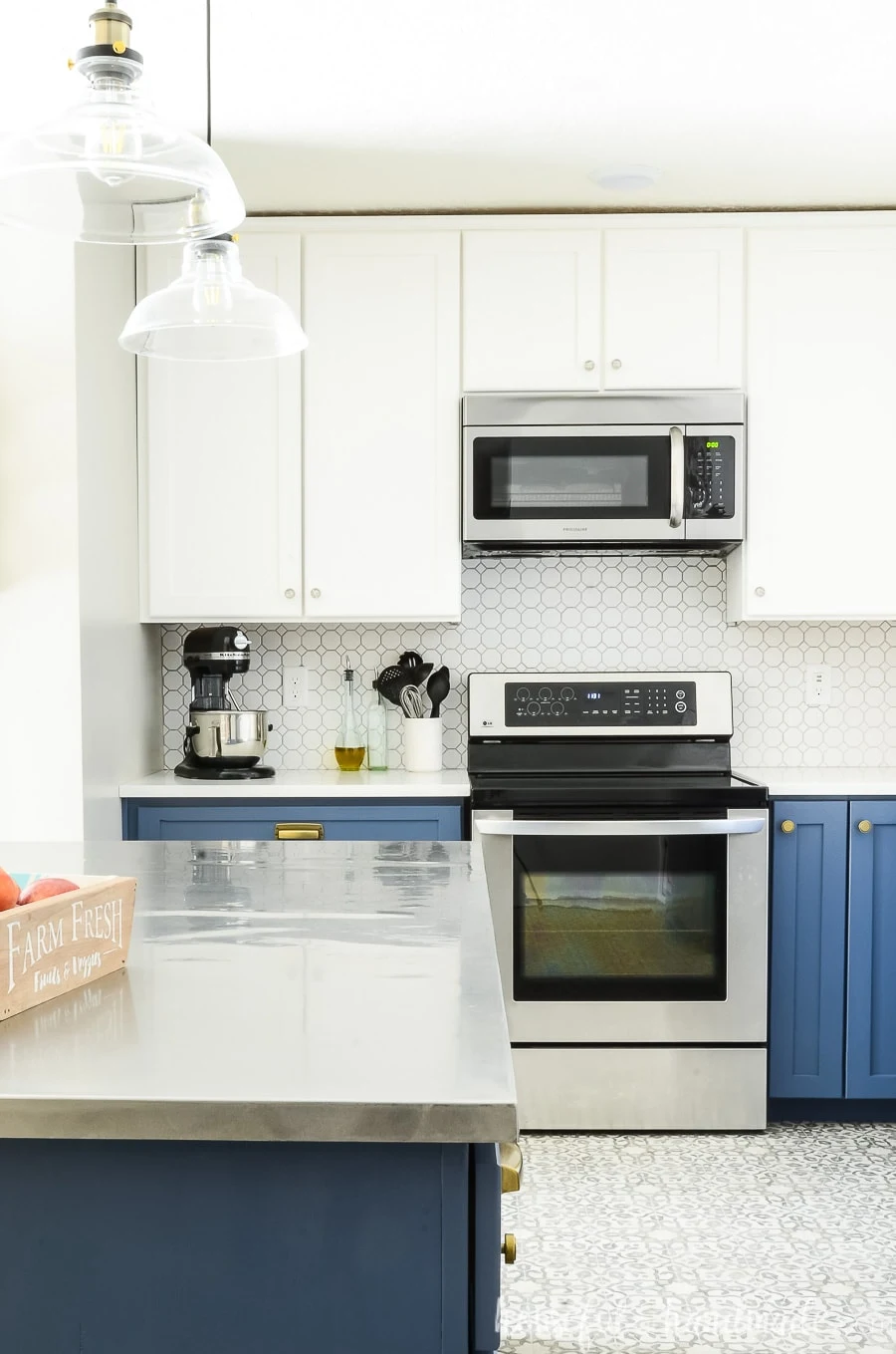 cozinha com bancadas azuis e armários brancos