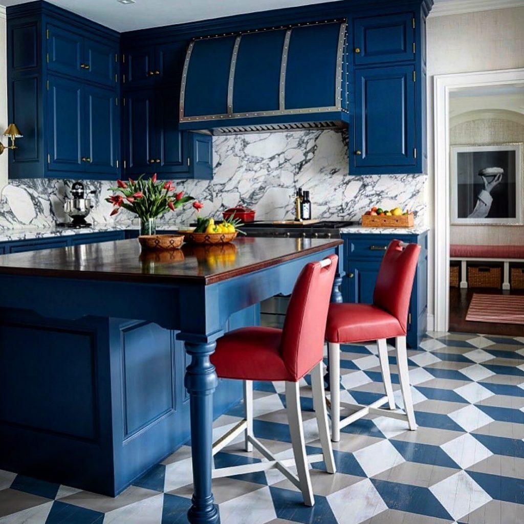 cozinha em azul com cadeiras vermelhas