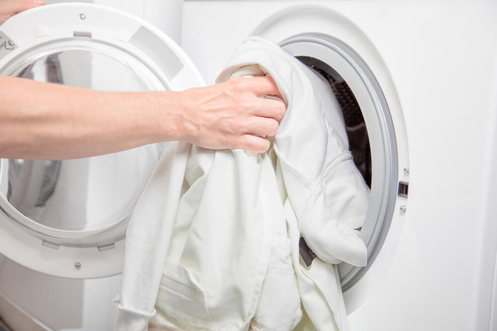 É SIMPLES E PRÁTICO desencardir e branquear roupas dentro da máquina de lavar