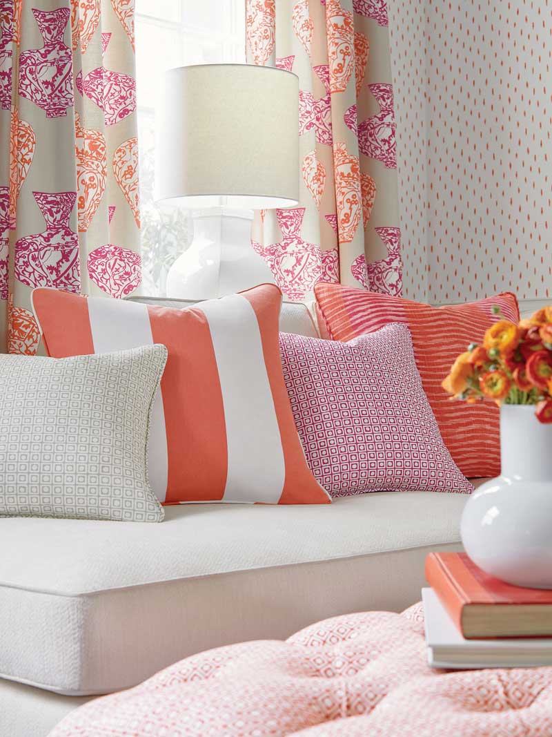 espaço com decoração em laranja e rosa