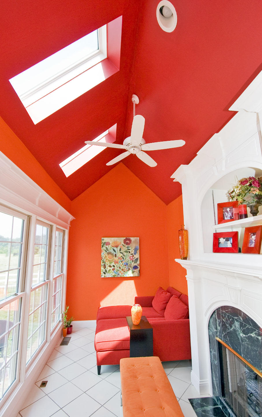 espaço com decoração vermelha e laranja