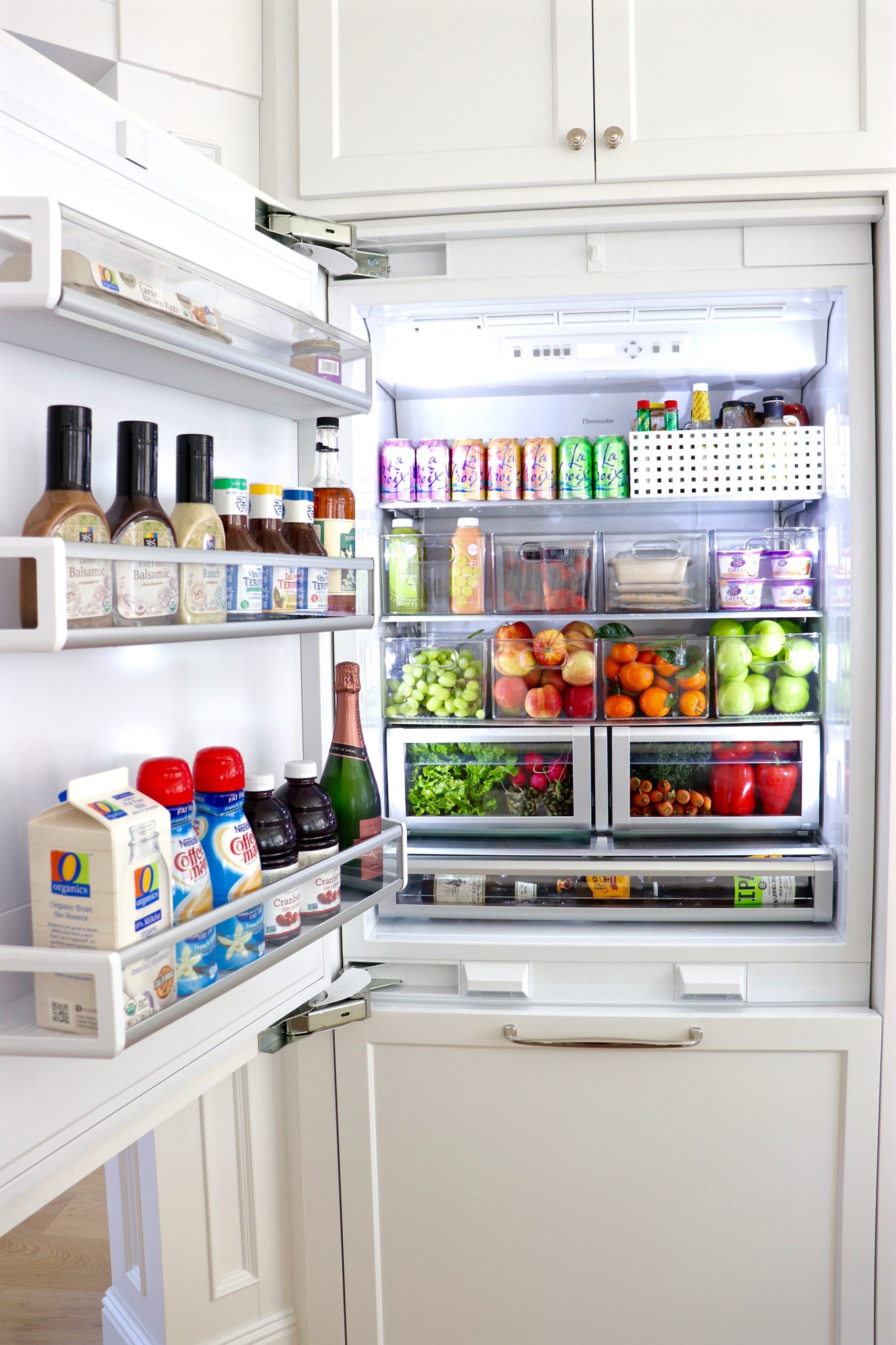 geladeira com alimentos organizados